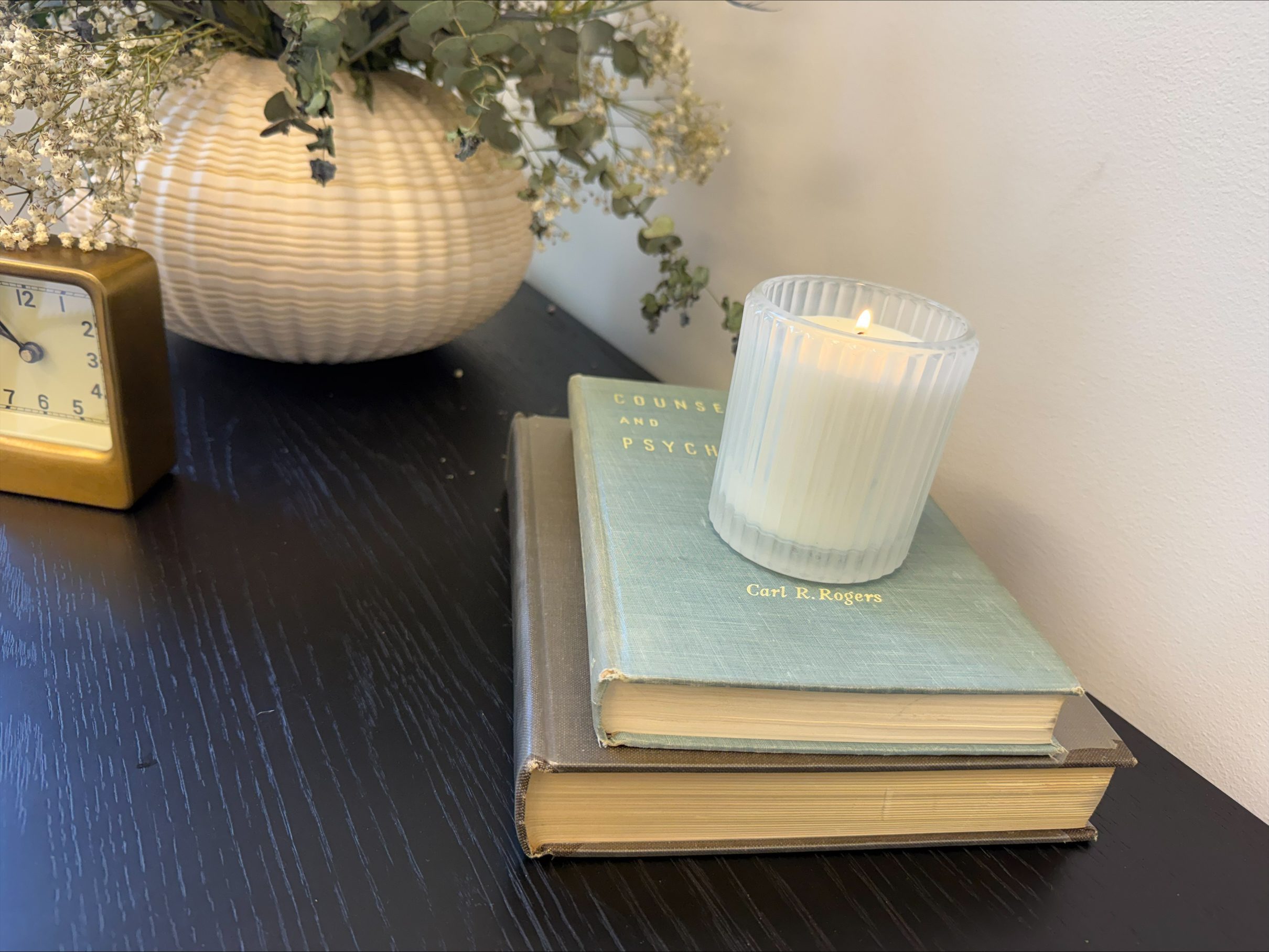 Modern Therapy WA offers a space to step out of the day-to-day pressure and look more closely at what’s happening in your life. We slow things down, notice patterns, understand emotional responses, and make sense of your experiences.